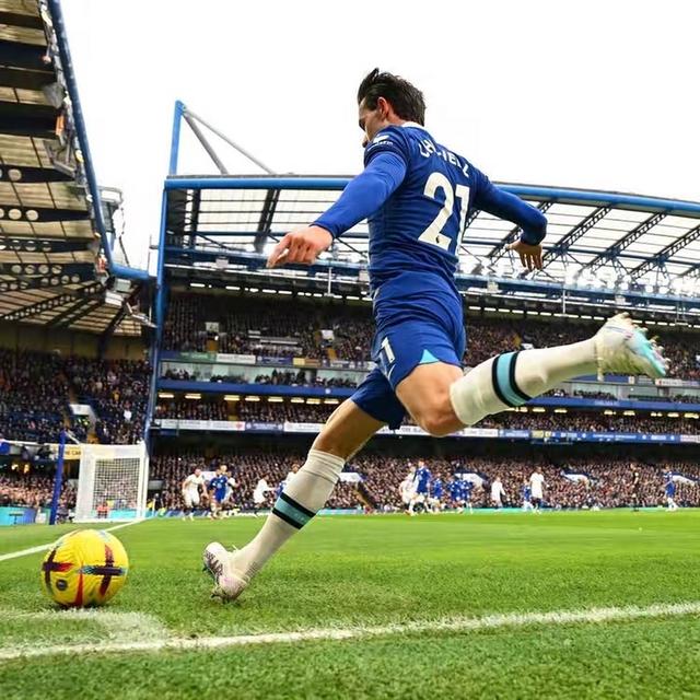 星空体育-清晨意甲焦点战，切尔西远射贴柱，媒体盛赞，资深球员宣示担当(白杆兵为何全军覆没)